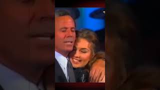 Julio Iglesias le robo un beso a Thalia [upl. by Marilin397]