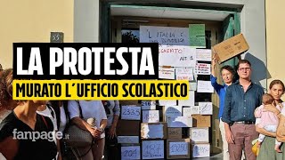 Insegnanti protestano quotmurandoquot lufficio scolastico a Napoli quotBasta nuovi concorsi siamo precariquot [upl. by Nnazil457]