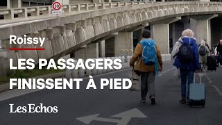 Des manifestants bloquent l’accès à Roissy CharlesdeGaulle les touristes finissent à pied [upl. by Anujra]