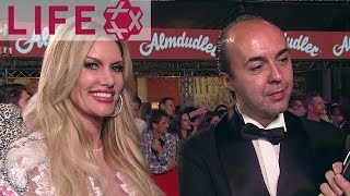 Susan Holmes amp Francesco Scognamiglio auf dem Life Ball 2017  Magenta Carpet [upl. by Tterej]