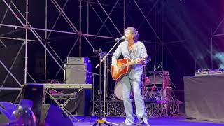 Ermal Meta al Giffoni 2023 canta quotRagazza Paradisoquot [upl. by Eidnew762]