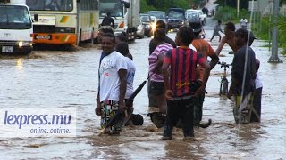 Inondations grosses frayeurs à Chamarel et CaseNoyale [upl. by Ybrik]