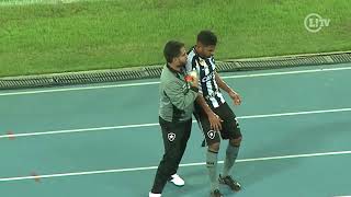 Zagueiro do Botafogo sofre choque na cabeça e deixa o estádio de ambulância [upl. by Topliffe]