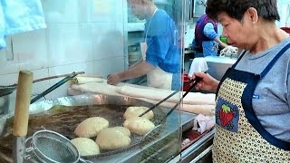 Hong Kong Street Food The Complicate Art of Making Fried Loaves of Bread [upl. by Audres171]