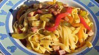 Pasta con i peperoni e pancetta Ricetta veloce e gustosa [upl. by Gardal]