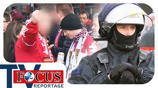 Polizei gegen Hooligans und Bengalos Großeinsatz bei Risikospiel  Focus TV Reportage [upl. by Onaled268]