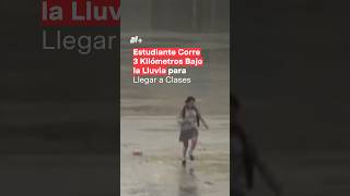 Estudiante corre 3 kilómetros bajo la lluvia para llegar a clases en Torreón  N Shorts [upl. by Eirena]