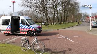 Fietser gewond bij aanrijding op Kassandralaan in Oldenzaal [upl. by Enaasiali449]