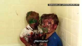 Niños pintados  Nenes con la cara pintada el padre los reta pero se tienta y comienza a riese [upl. by Ynnaj]