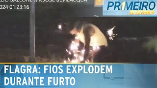 Fiação elétrica explode enquanto ladrão tenta roubar cabos  Primeiro Impacto 290424 [upl. by Nylhsa]