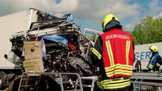 Schlimmer Unfall auf der A2 bei Bad Nenndorf 40Tonner fuhr in Stauende [upl. by Ahseki]