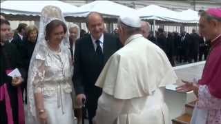 Sus Majestades los Reyes saludan al Papa Francisco [upl. by Biondo]