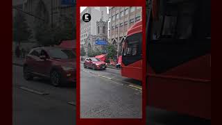 Mujer invade carril de Metrobús en CDMX y [upl. by Ariayek]