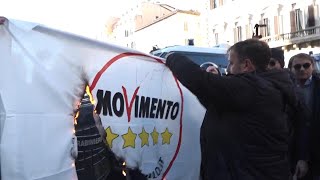 La portesta degli Ncc a Roma i manifestanti bruciano la bandiera M5S [upl. by Kcirdled]