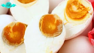 HOMEMADE FILIPINO STYLE SALTED EGGS ITLOG NA MAALAT [upl. by Stanwin851]