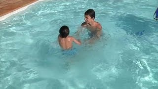 Comment prévenir les risques de noyade dans les piscines [upl. by Eisteb]