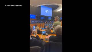 Bruxelles Grillo parla e molti in platea si alzano per andare via La battuta e poi gli applausi [upl. by Downe]