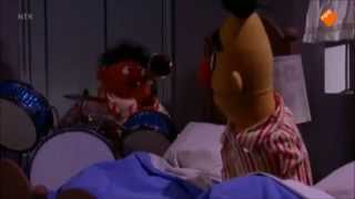 Bert en Ernie ernie speelt muziek om in slaap te vallen [upl. by Larrad]