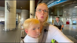 ONZE WERELDREiS BEGiNT 12 UUR VLIiEGEN MET 4 KiDS NAAR MALEiSiE ✈️  Bellinga Vlog 3229 [upl. by Anitak]