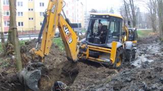 Экскаватор  погрузчик JCB 4CX работает в жидкой грязи [upl. by Rubi]