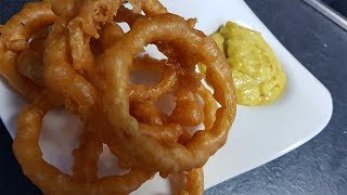 Mori kocht Onion Rings  Zwiebelringe im Bierteig mit selbstgemachtem CurryDip [upl. by Ahsiuqat]