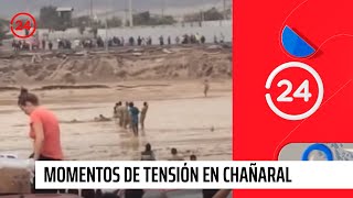 Momentos de tensión en Chañaral cuando personas intentan cruzar entre el agua y barro  24 Horas TVN [upl. by Kalman]