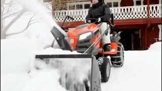 Husqvarna traktor med snöslunga [upl. by Enirahtac]