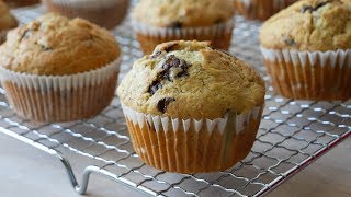 Schnelle Schoko Bananen Muffins Rezept  Chocolate Chip Banana Muffins Recipe  ENG SUBS [upl. by Barden]