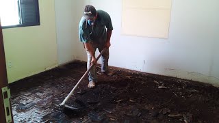 Piso laminado instalado por cima de tacos de madeira vejam o que aconteceu aqui nessa casa [upl. by Inahet]