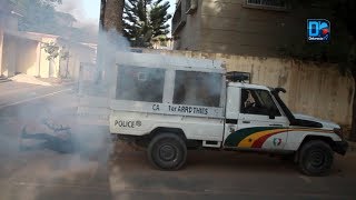 Une grenade lacrymogène tirée dans le Pickup des forces de lordre [upl. by Fisken]