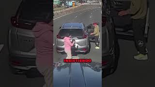 Camionero Enfrenta a Estafadores de Seguro en la Autopista [upl. by Peirce182]