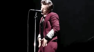 Harry Styles quotwearing a black dressquot for 3 minutes straight  Live on Tour  Kiwi [upl. by Natan950]