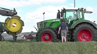 Grassilage 2017 beim Hochfahren  Verteilen u Verdichten auf dem Silo [upl. by Anilesor505]