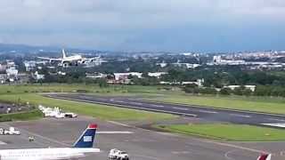 Impresionante aproximación final pista 25 A340600 SJO Iberia [upl. by Yemirej]