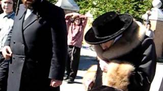 Hrhquotk MTosh Shlita walking with Children in Kiryas Tosh [upl. by Holna399]