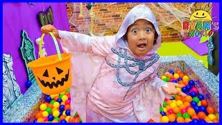 Ryan Pretend Play Box Fort Maze Halloween Edition with Mommy [upl. by Ellita205]