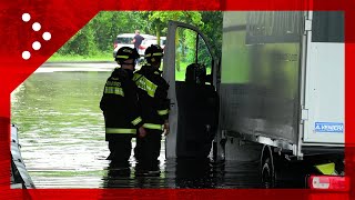 Maltempo Lombardia furgoni bloccati in un sottopasso allagato a Cesano Maderno [upl. by Nomihs]