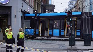 TramUnfall in Oslo Straßenbahn entgleist und rast in Geschäft [upl. by Tirrag]