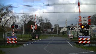 Spoorwegovergang Wormerveer  Dutch railroad crossing [upl. by Wandy]