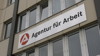 Arbeitslosenzahlen steigen saisonbedingt [upl. by Cohberg514]