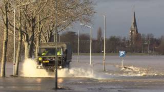 Defensie evacueert dorpsinwoners Borgharen en Itteren bij hoogwater ZuidLimburg [upl. by Lacym]