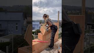 HOW TO GIEBEL MAUERN 👷🏼‍♀️😎 baustelle tutorial shorts handwerk [upl. by Anitra606]