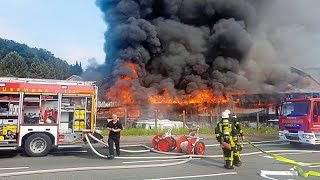 Riesige RauchwolkeExplodierende Airbags Großbrand Vollalarm Feuerwehr Ibbenbüren [upl. by Labannah173]