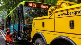 BERGING  Stadsbus afslepen na botsing met auto VDL BERKHOF 🚍 [upl. by Harbird]