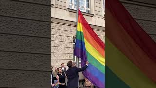 Robert Habeck hisst die Regenbogenflagge vor dem Bundeswirtschaftsministerium habeck grüne flagge [upl. by Clementi]