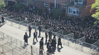 Viznitz Yerushalayim Rebbe Arriving To The Levaya Of Skulener Rebbe ZT”L  האדמו”ר מויז’ניץ ירושלים [upl. by Kristopher]