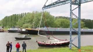 Zeilboot in aanvaring met hijskraan op de Donge bij Raamsdonksveer  Geertruidenberg 20140427 [upl. by Ahtiekahs]