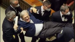 Sgarbi con la mascherina solo sul naso portato via di peso di nuovo dai commessi «Ritornerò» [upl. by Bert]