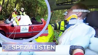 Mann im Auto eingequetscht Feuerwehr nimmt Autodach ab  Oliver Dreier  Die Spezialisten  SAT1 [upl. by Oznol]