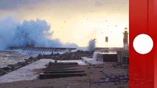 Tempête sur lAtlantique une vidéo montre la fureur des vagues au Portugal [upl. by Misha]